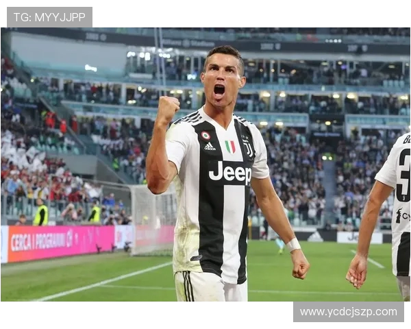 欧冠赛场惊现奇葩一幕球迷冲入场内抢夺C罗球衣引发热议 欧冠赛场惊现奇葩一幕球迷冲入场内抢夺C罗球衣引发热议